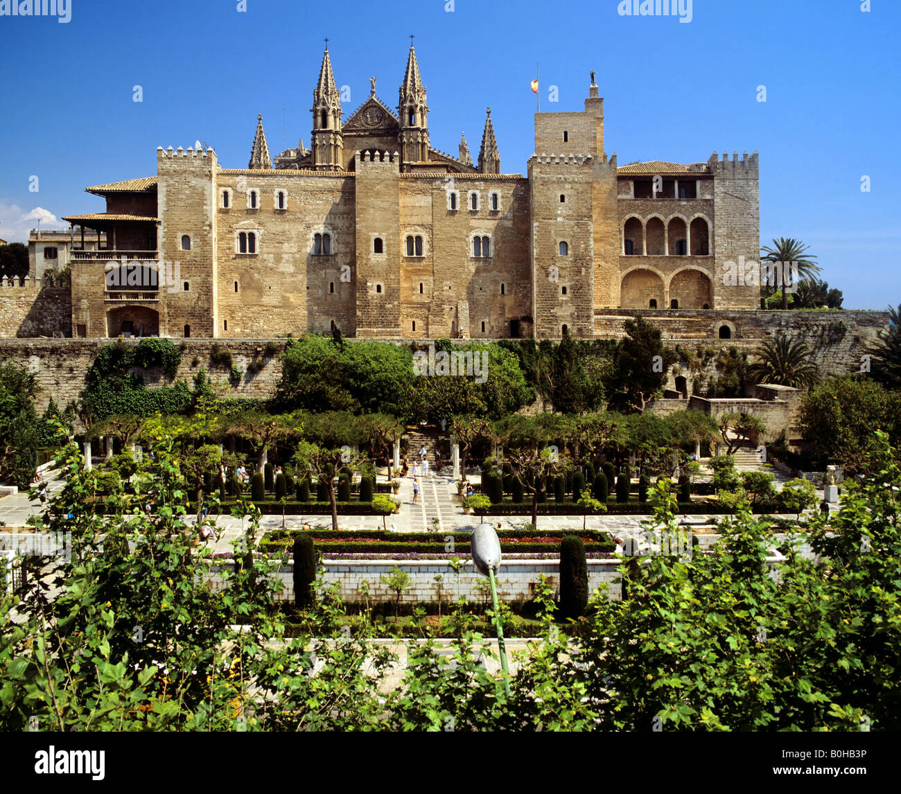 Torri di La Seu Cathedral, west elevazione, muro di castello, parco, Maiorca, isole Baleari, Spagna Foto Stock
