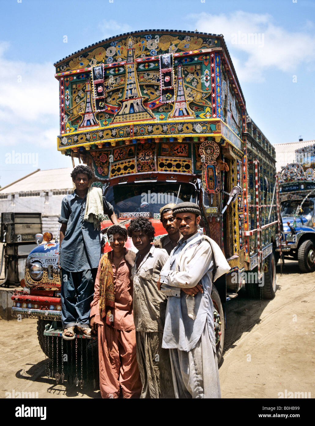 Le persone in piedi di fronte ad un bus, Karachi, Pakistan Foto Stock