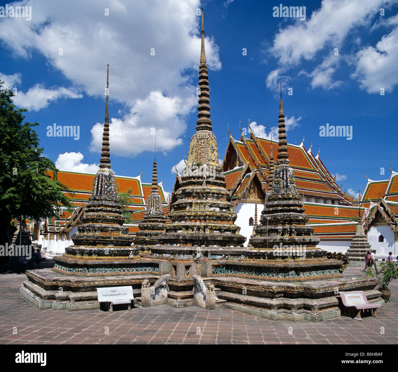 Wat Pho tempio del Buddha Reclinato, sito del tempio, Chedis, Bangkok, Thailandia, Sud-est asiatico Foto Stock