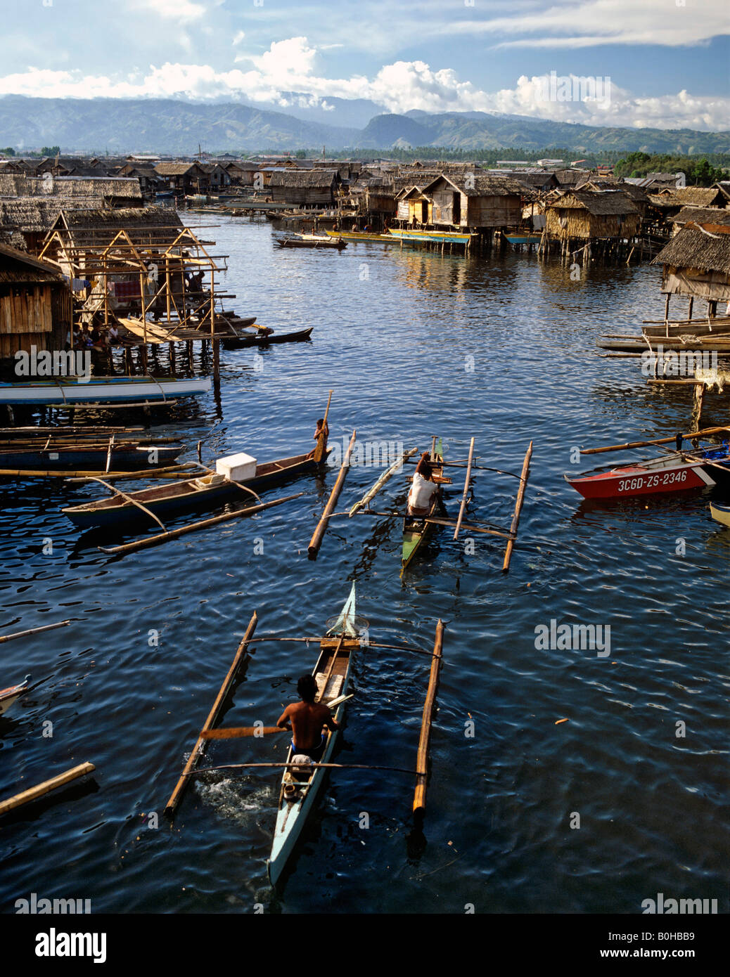 Barche da pesca, stazioni palafitticole, edificio su palafitte in acqua e di Zamboanga, sull isola di Mindanao, Filippine Foto Stock