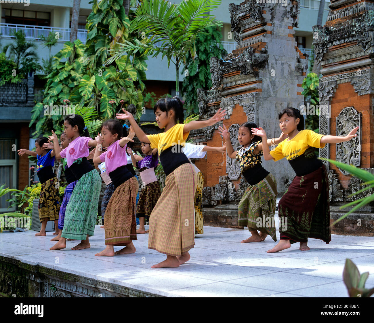 Le ragazze di eseguire una danza tradizionale, Denpasar, Bali, Indonesia Foto Stock