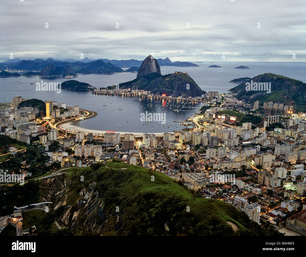 Rio de Janeiro vista da Mt. Corcovado, di Botafogo Sugarloaf, spiagge di Copacabana e Ipanema, twilight, Brasile, Sud America Foto Stock