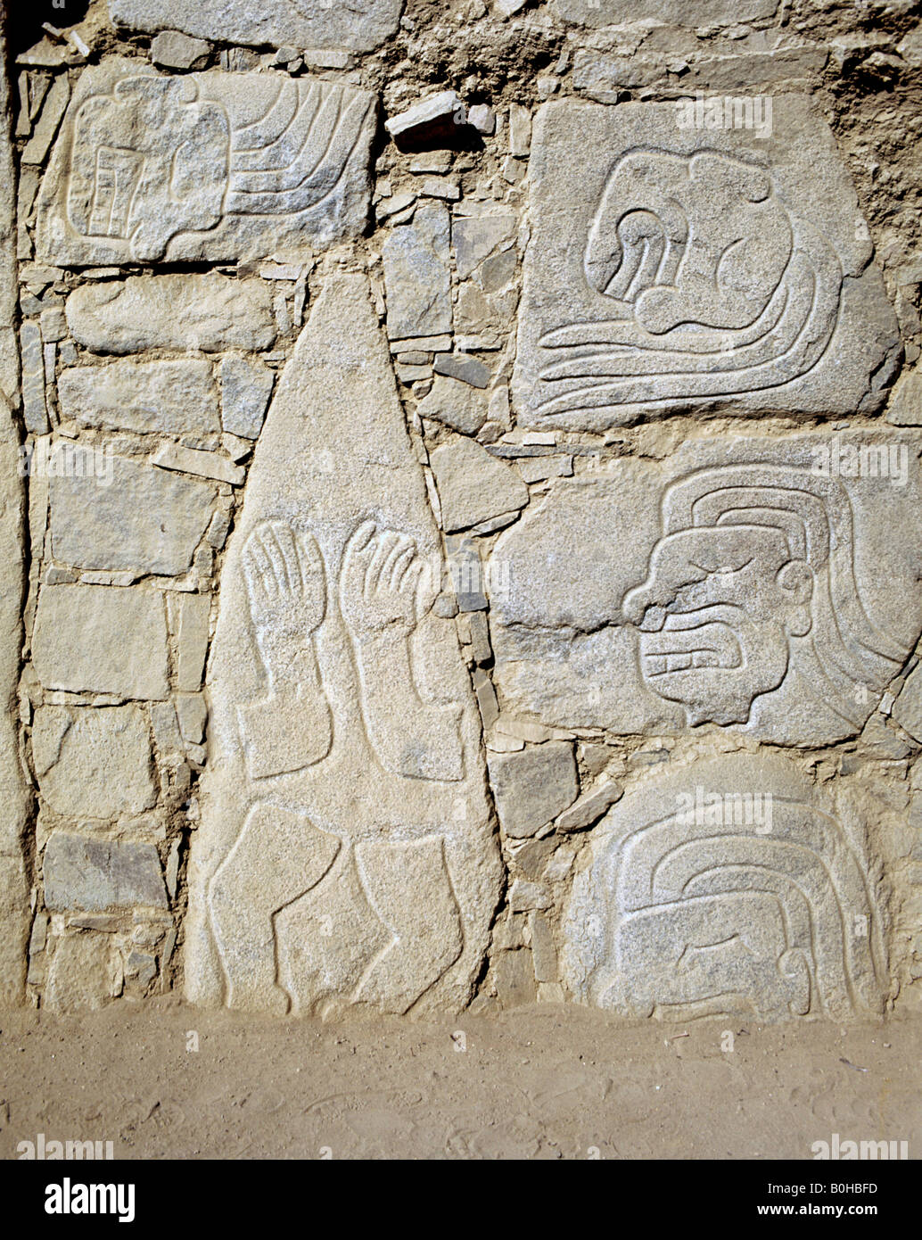 Arti scavata nella roccia, geroglifici sulla parete del tempio dell'precolombiana rovine a Sechin, Casma, Perù, Sud America Foto Stock