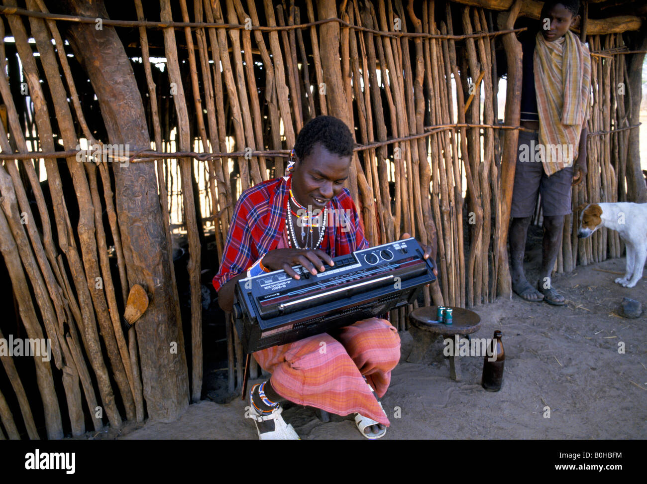 Un uomo Masai con una boom box, Tanzania. Foto Stock