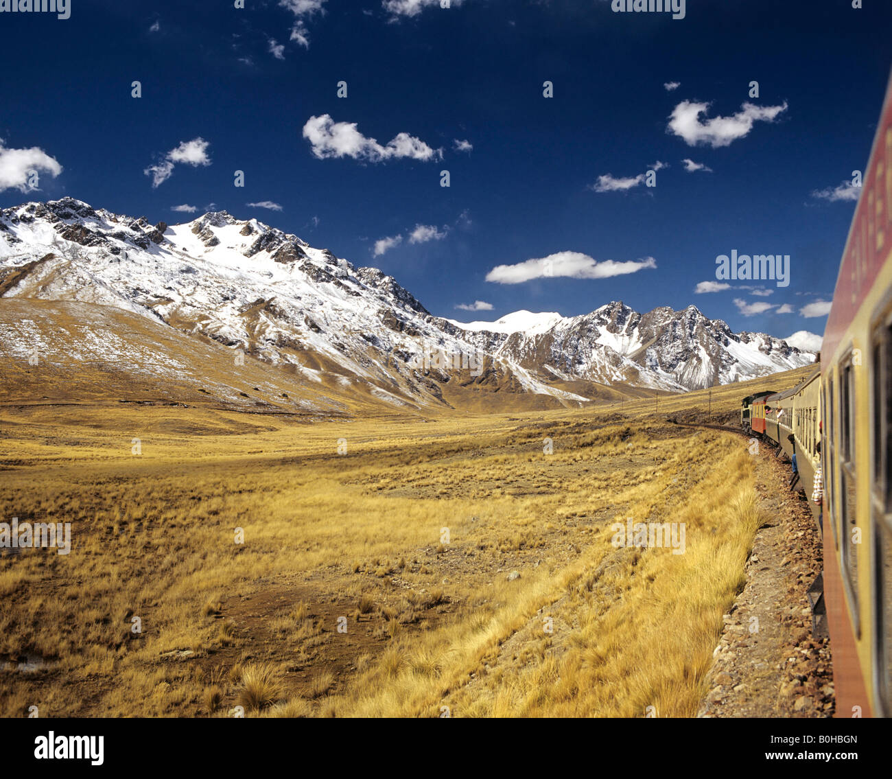 Ferrovie andina che viaggiano tra Puno sul lago Titicaca e Cusco, Cuzco, alto Ande, Perù, Sud America Foto Stock