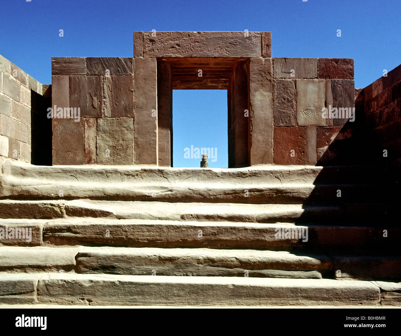 Precolombiana stone gate, Tiahuanaco o Tiwanaku sito archeologico, Altiplano, Bolivia Foto Stock