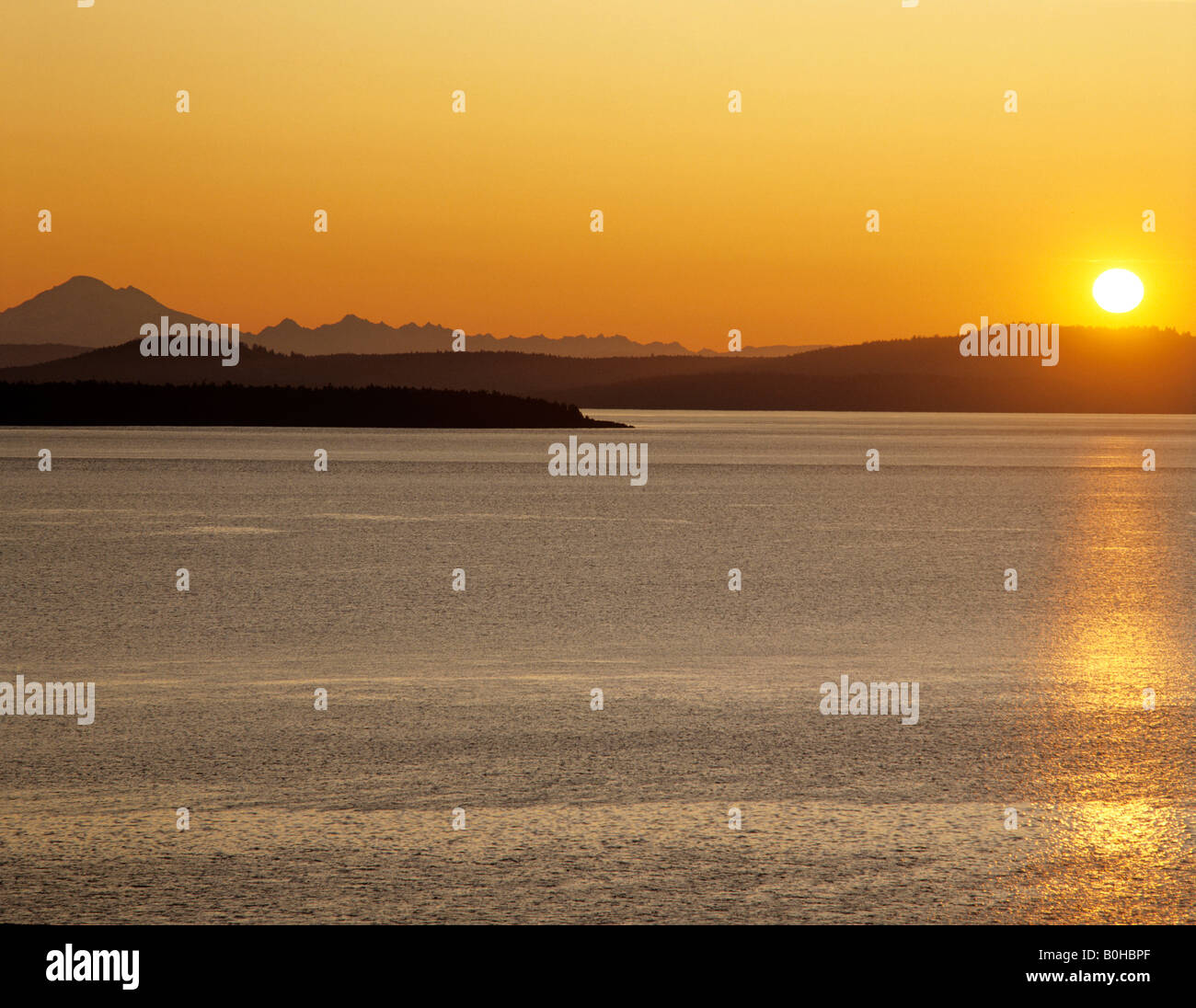 Mt. Baker, gamma a cascata, tramonto, visto dall isola di Vancouver, British Columbia, Canada Foto Stock