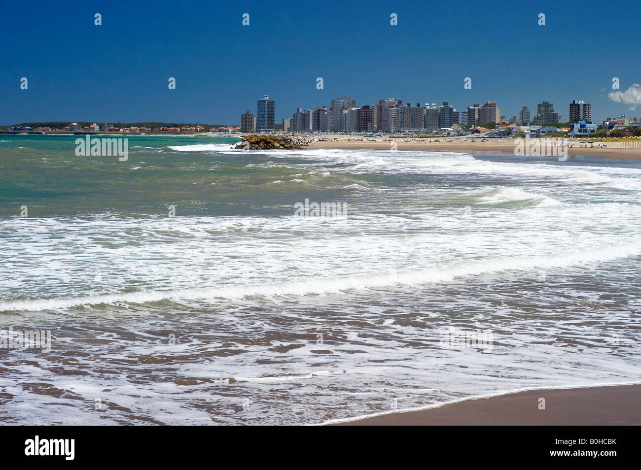 Miramar Beach nella parte anteriore di edifici ad alta, Provincia di Buenos Aires, Argentina, Sud America Foto Stock