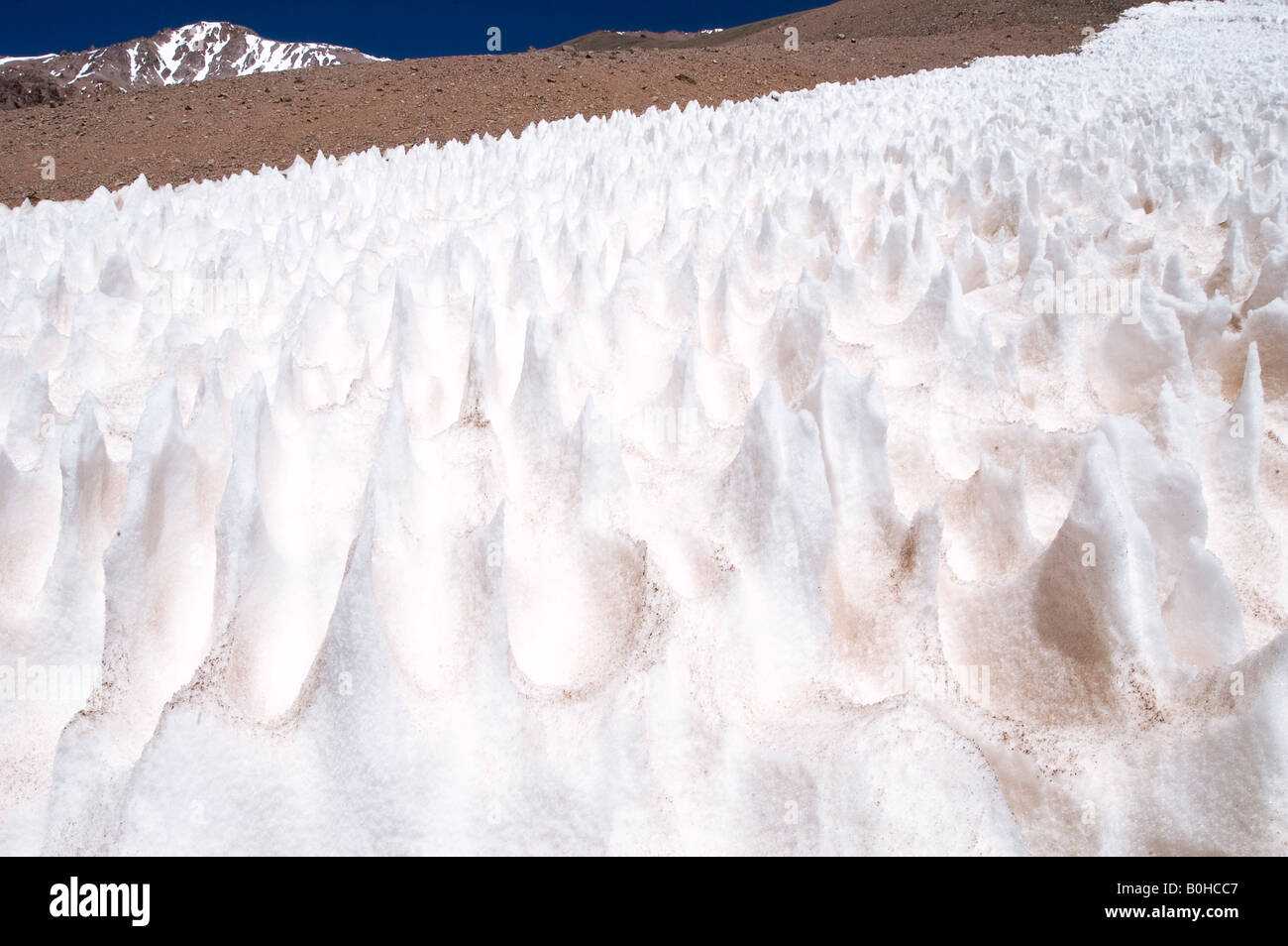 Snow penitenti, ghiaccio penitenti al paso del Aqua Negra mountain pass, valico di frontiera di Cile, San Juan Provincia, Argentina, Foto Stock