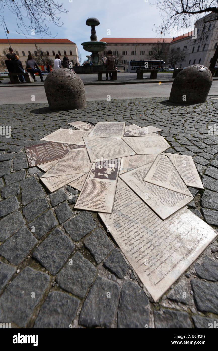 White Rose Memorial, Geschwister-Scholl-Platz, Scholl Fratelli Square, Monaco di Baviera, Germania Foto Stock