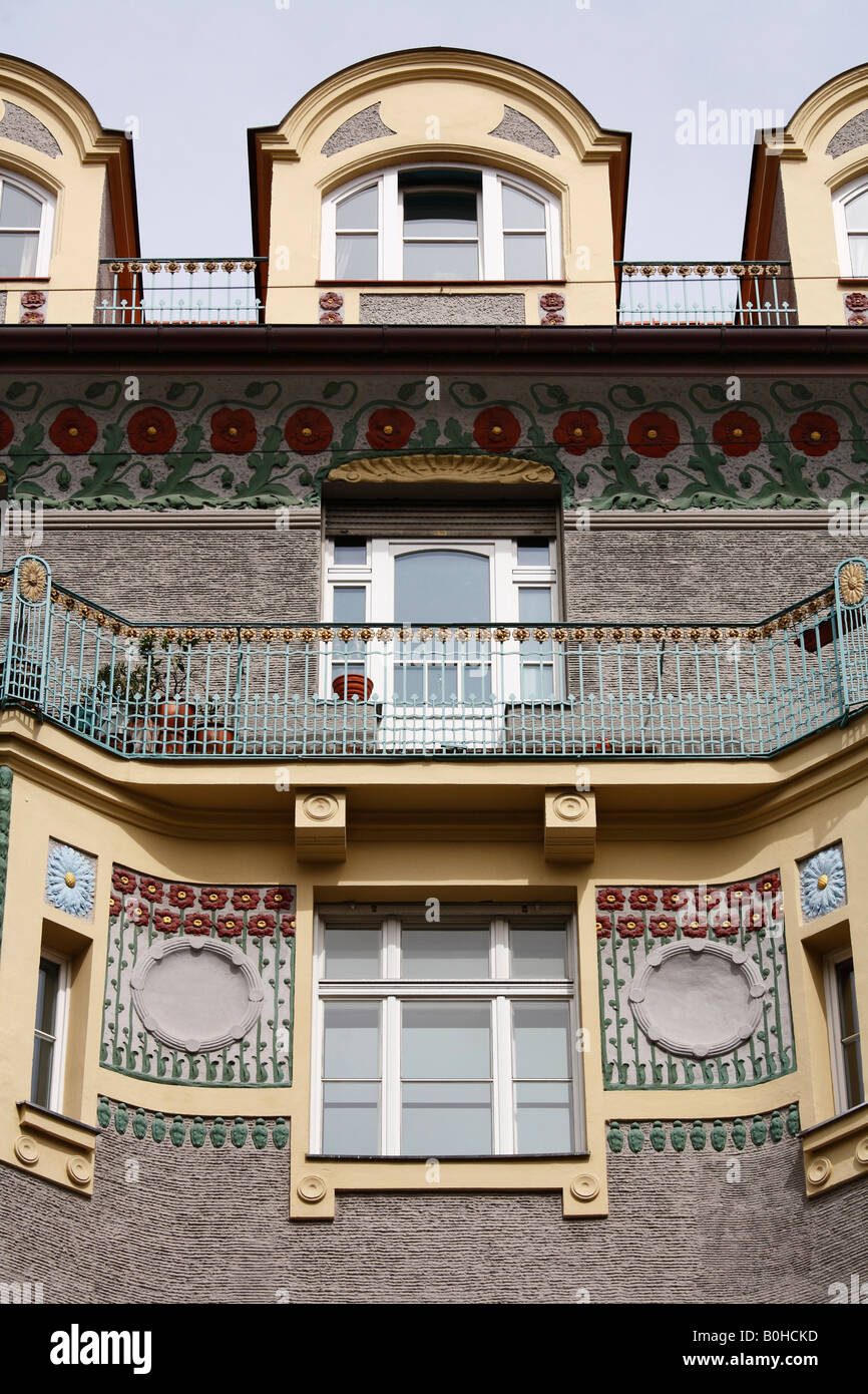 Edificio in stile Liberty della facciata, Monaco di Baviera, Germania Foto Stock