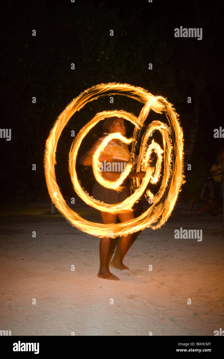 Fire artista nel corso di una serata evento organizzato per turisti in Honduras, America Centrale Foto Stock