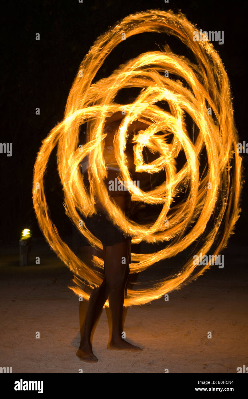 Fire artista nel corso di una serata evento organizzato per turisti in Honduras, America Centrale Foto Stock