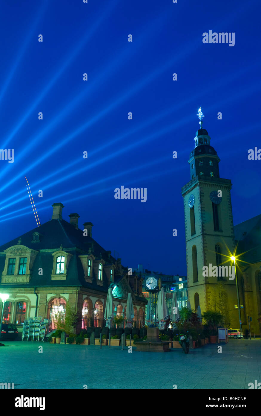 La torre dell Orologio e dalla piazza della città al di sotto di irradiare fasci di luce a Francoforte durante la notte, per il Luminale, biennale festival di illuminazione i Foto Stock