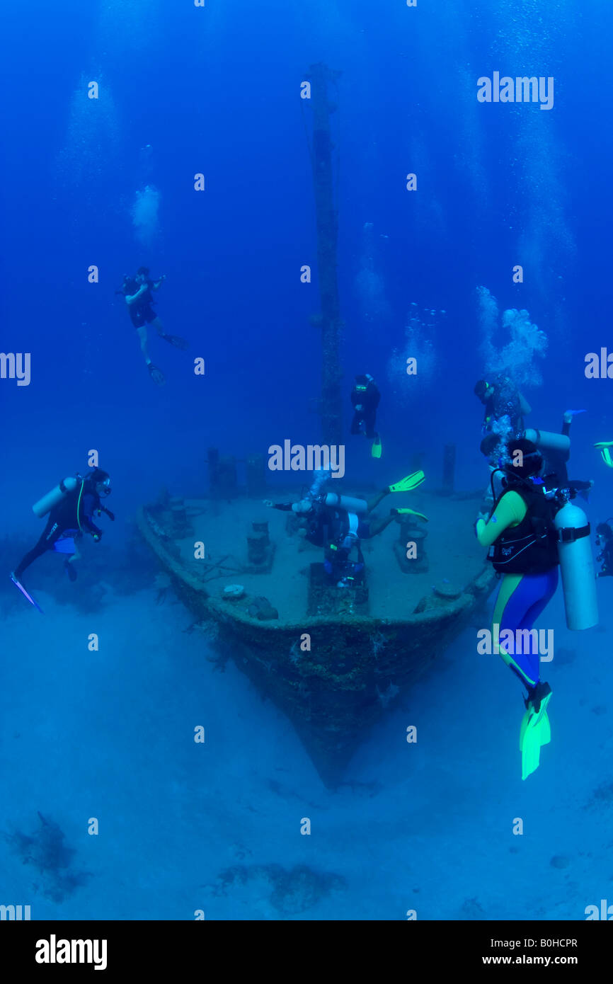 El Aquilla naufragio, 70 metri, cargo affondato nel 1997 per servire come una attrazione turistica per subacquei Roatan, Honduras, Foto Stock