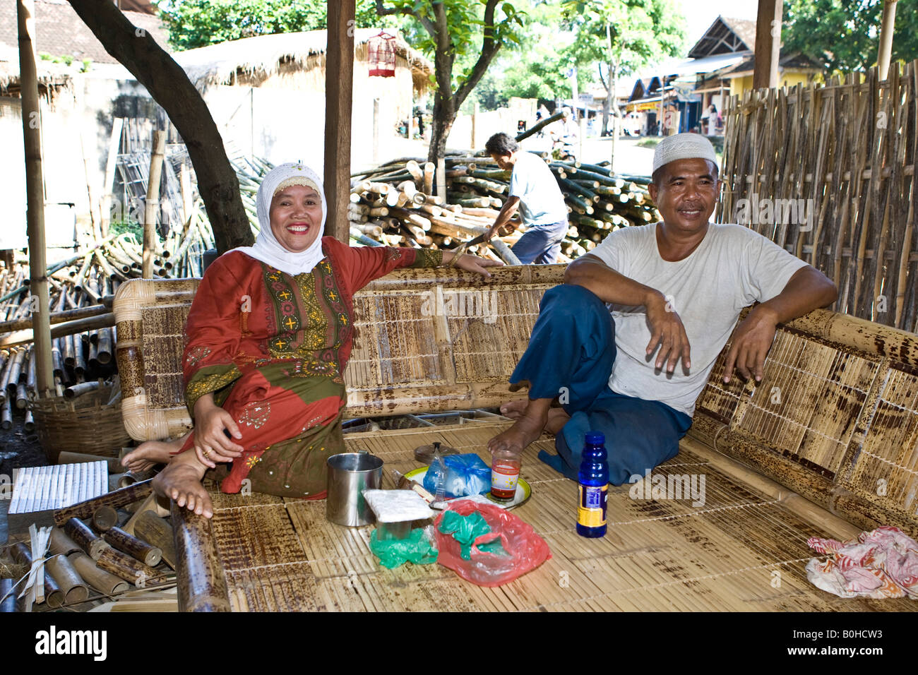 I proprietari di musulmani di un arredamento di bamboo fabbrica sull Isola di Lombok, Lesser Sunda Islands, Indonesia Foto Stock