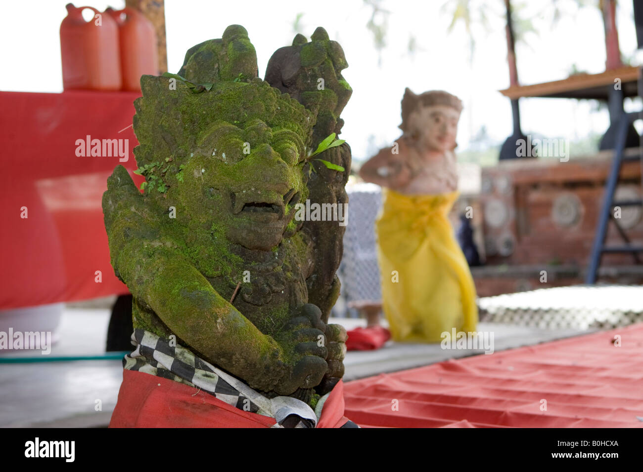Moss-pietra coperta figura, Pura Meru tempio in Cakra, Isola di Lombok, Lesser Sunda Islands, Indonesia Foto Stock