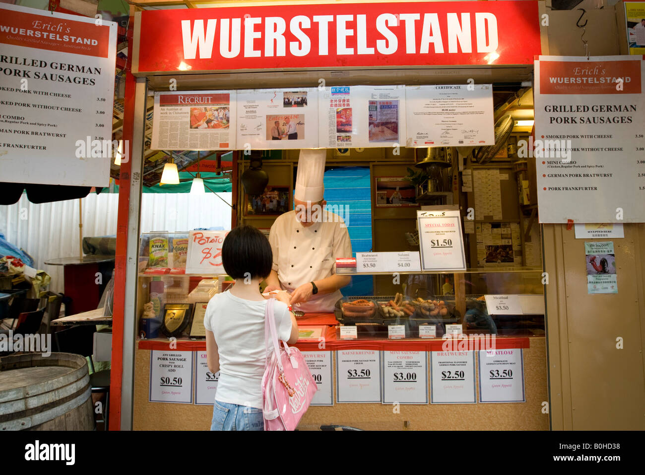 Chinatown, stand di vendita salsicce tedesche su Neil Road in Singapore, Sud-est asiatico Foto Stock