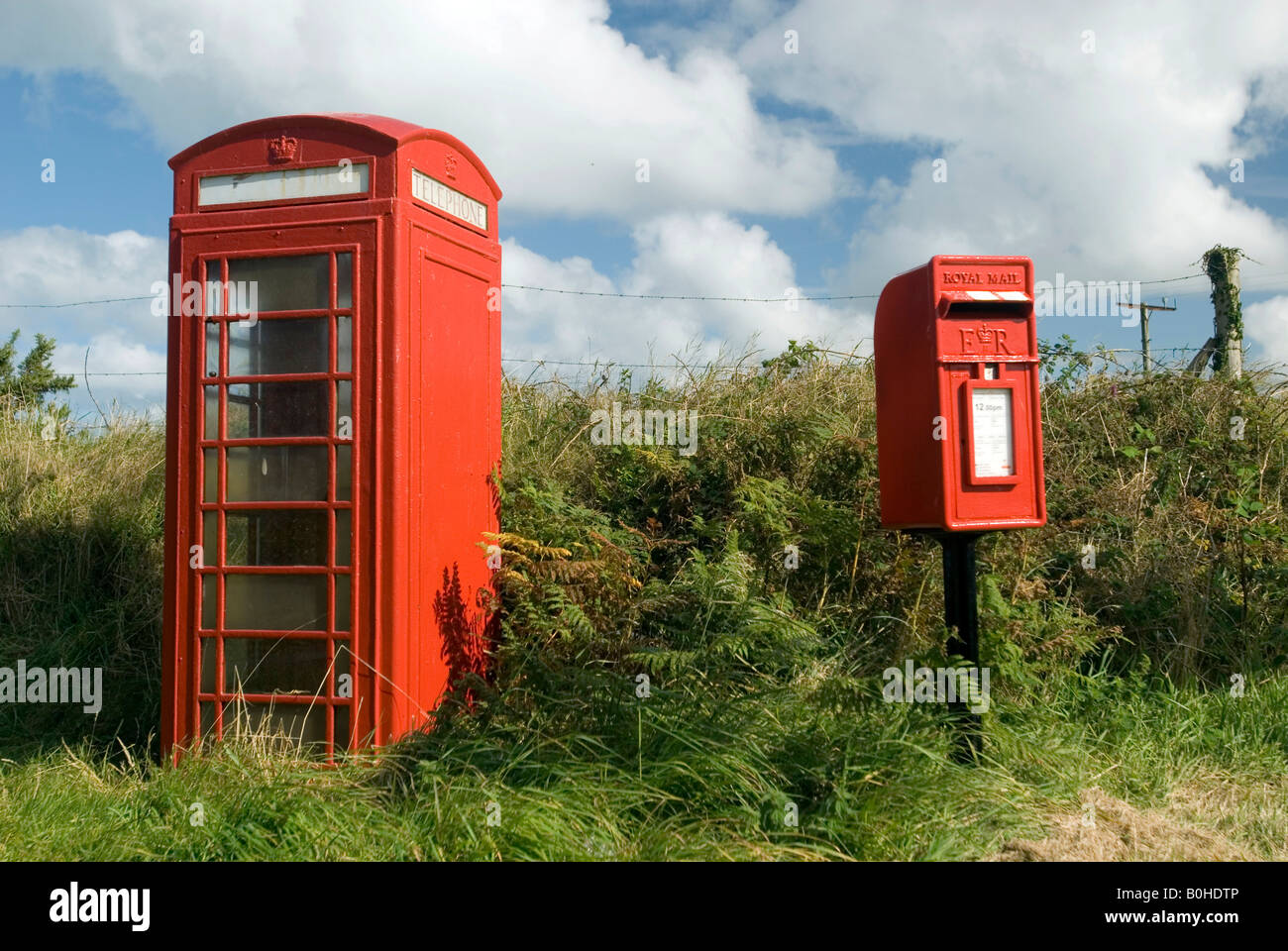 Telefono rosso booth, telefono casella e nella cassetta postale di Pembrokeshire, Galles, Gran Bretagna, Europa Foto Stock