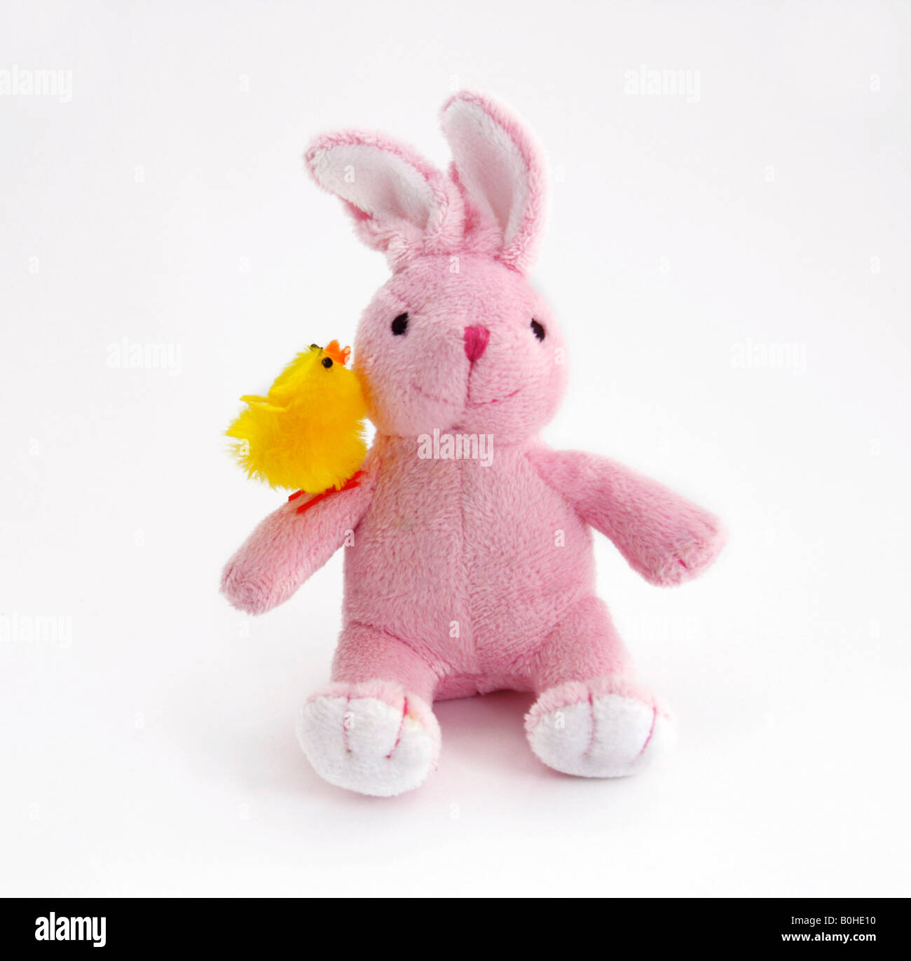 Coniglietto pasquale con un pulcino sulla spalla Foto Stock