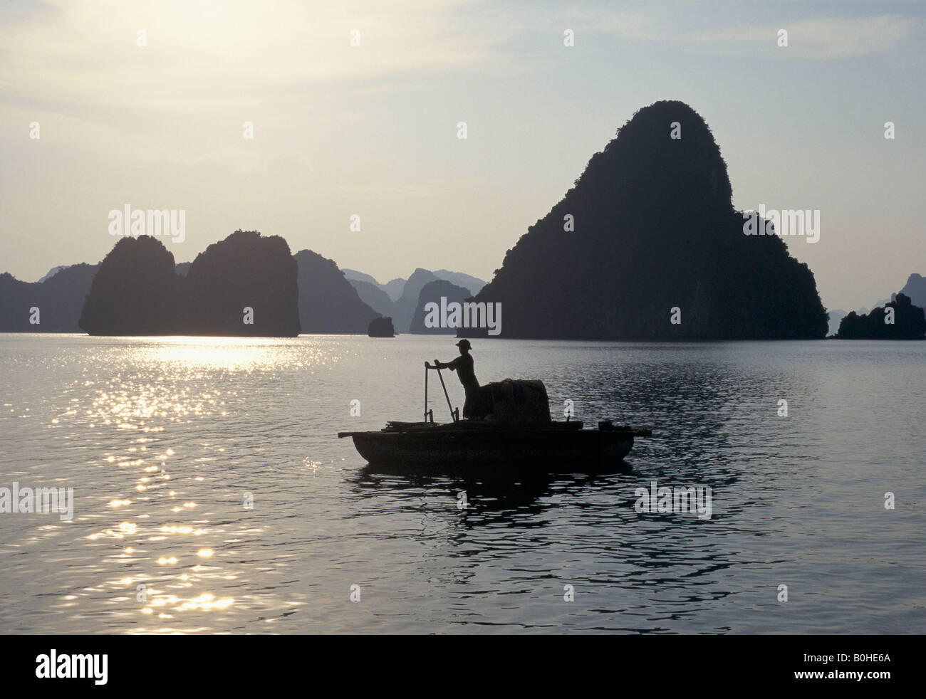 Silhouette di una barca da pesca, la baia di Ha Long, Vietnam. Foto Stock