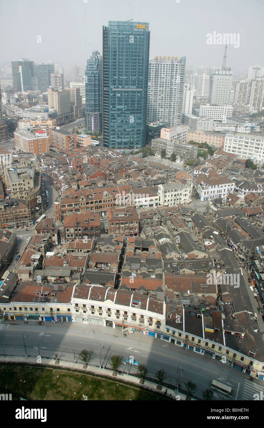I contrasti drammatici nella panoramica della vecchia e della nuova Shanghai Foto Stock