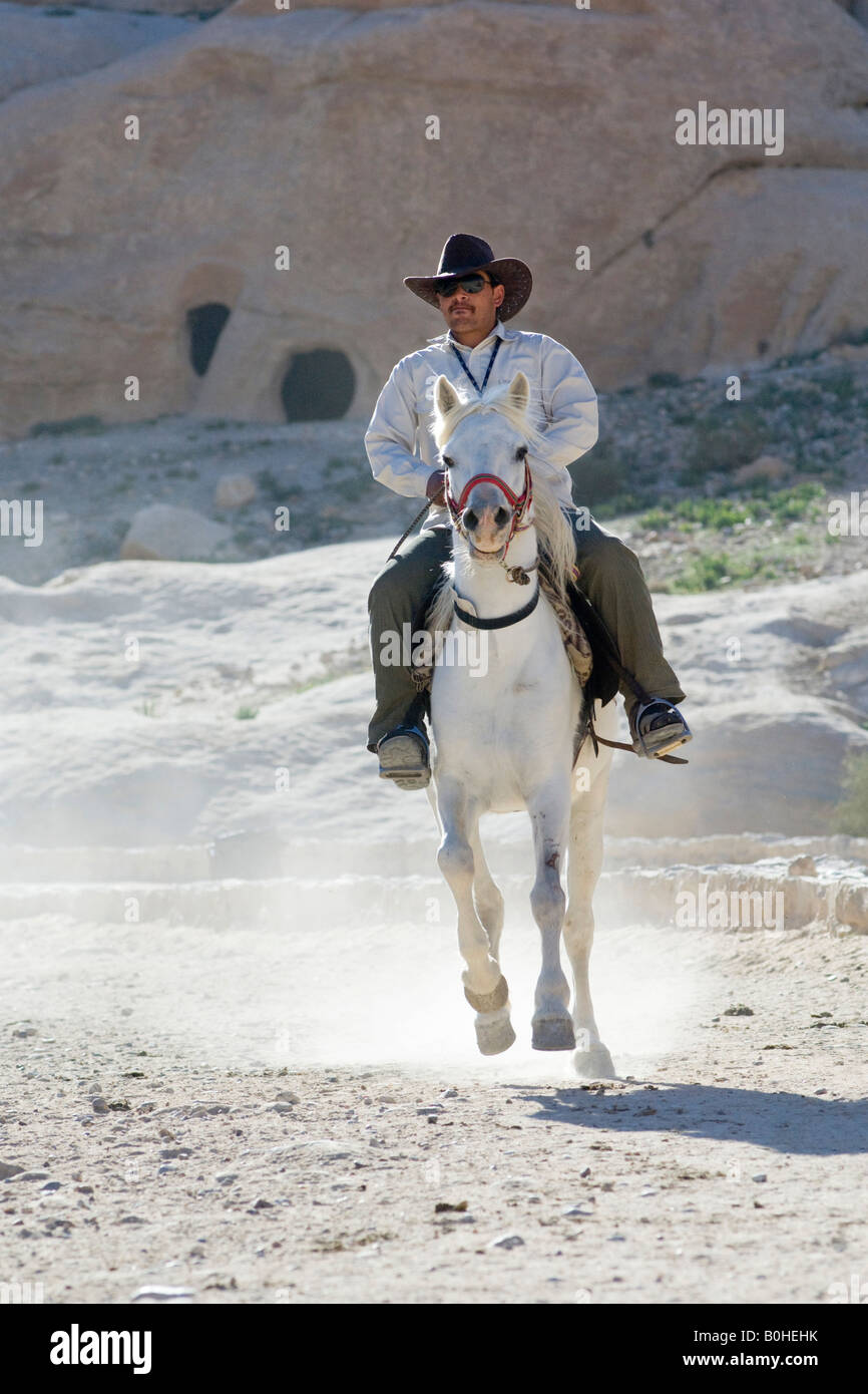 Uomo giordani in sella ad un cavallo, Petra, Giordania, Medio Oriente Foto Stock