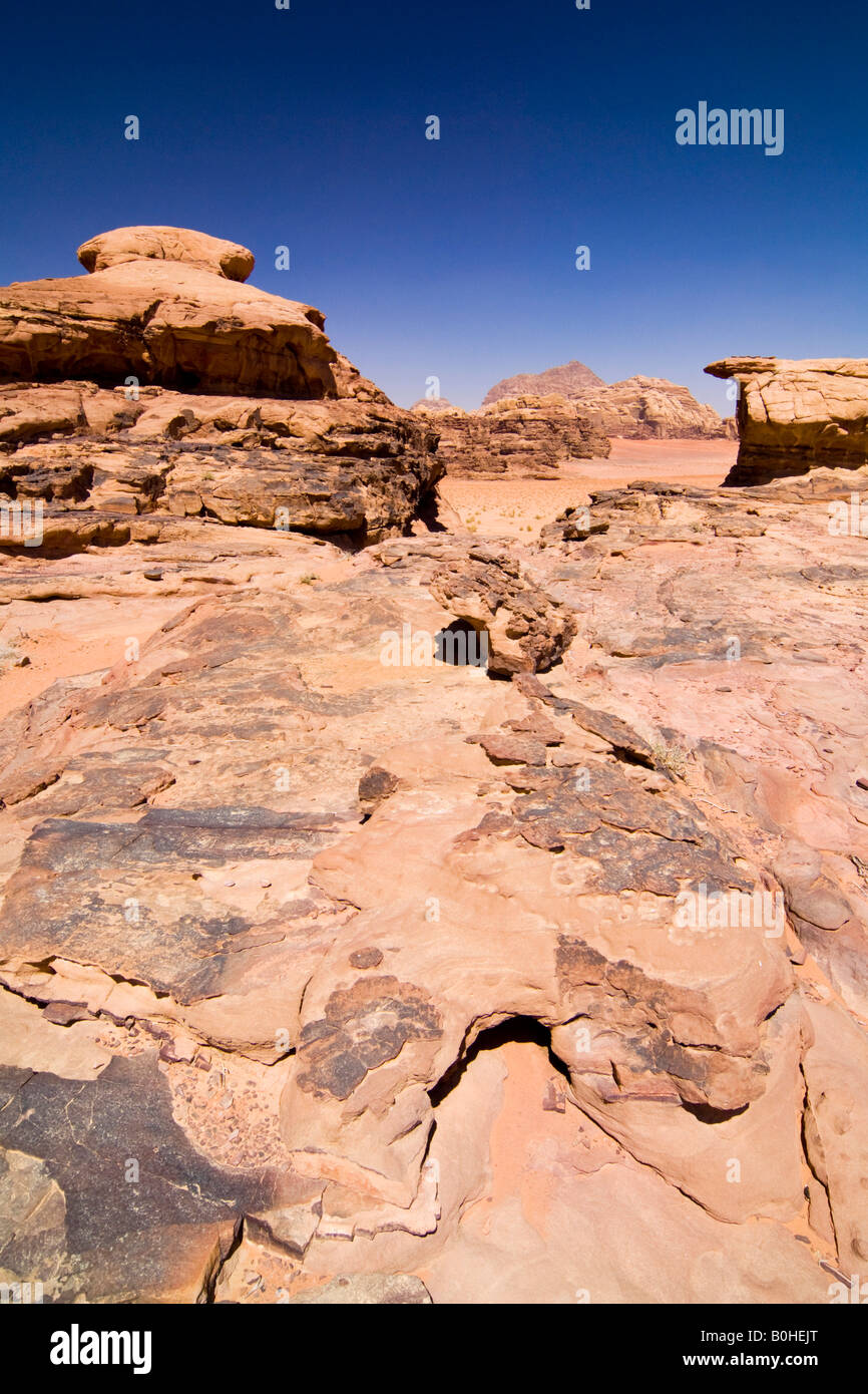 Le formazioni rocciose nel deserto, Wadi Rum, Giordania, Medio Oriente Foto Stock