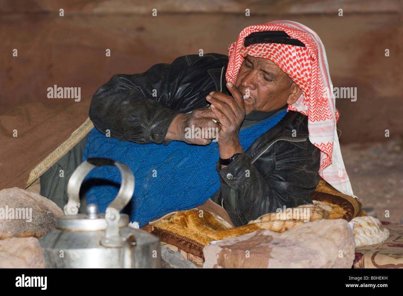 Bedouin fumatori, Wadi Rum, Giordania, Medio Oriente Foto Stock