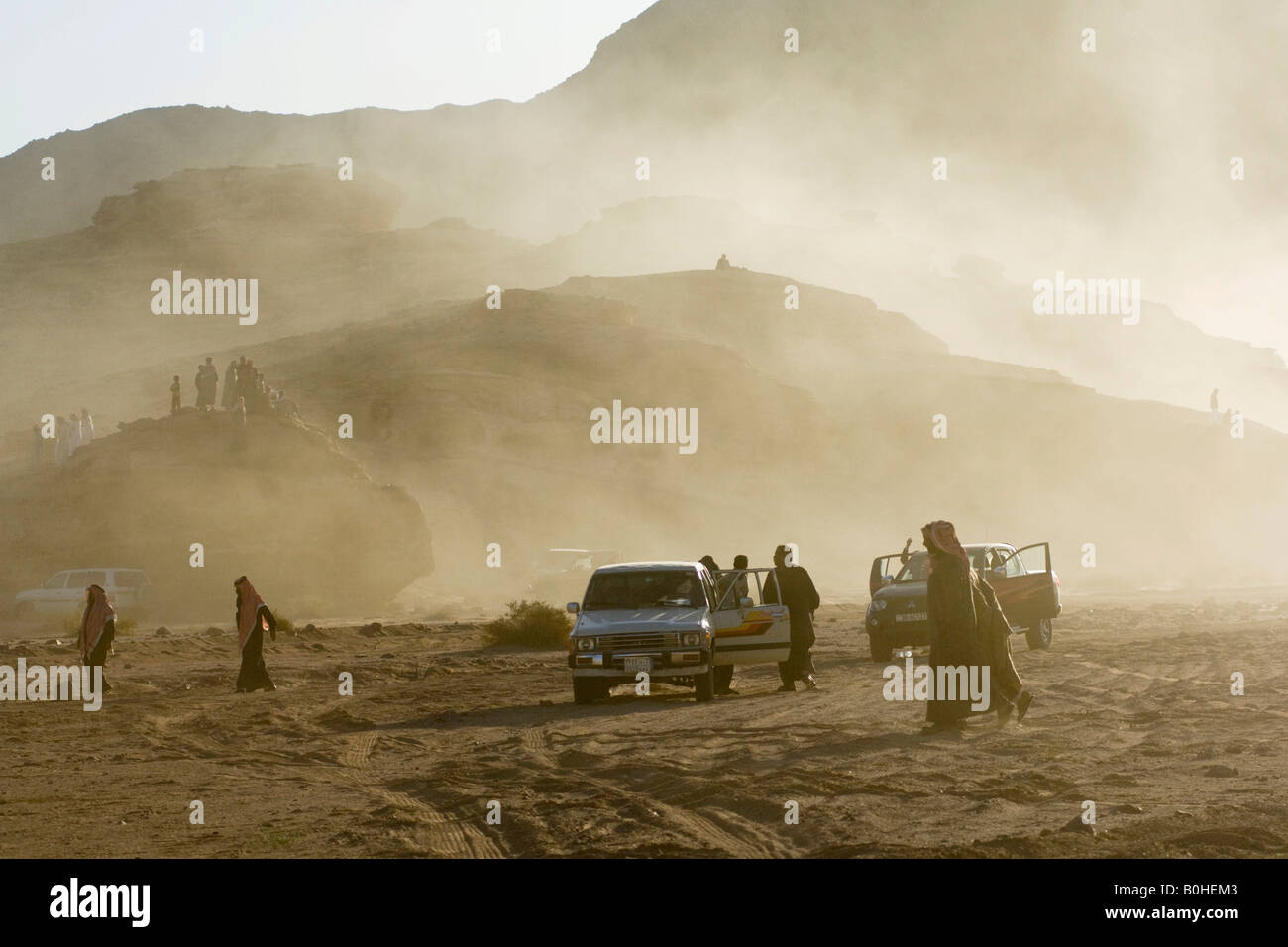 I beduini in corrispondenza di una corsa di cammelli nel deserto, Wadi Rum, Giordania, Medio Oriente Foto Stock
