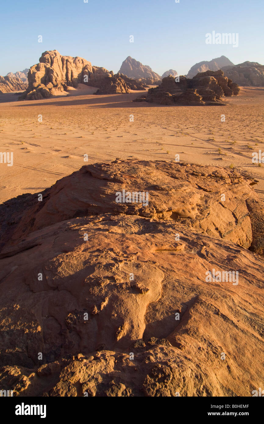 Le formazioni rocciose nel deserto, Wadi Rum, Giordania, Medio Oriente Foto Stock