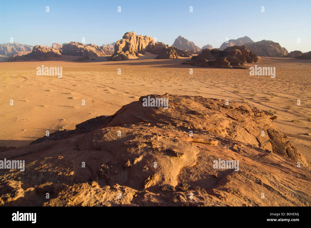 Le formazioni rocciose nel deserto, Wadi Rum, Giordania, Medio Oriente Foto Stock