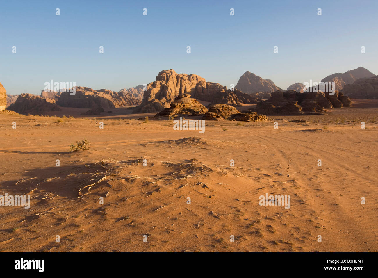 Le formazioni rocciose nel deserto, Wadi Rum, Giordania, Medio Oriente Foto Stock