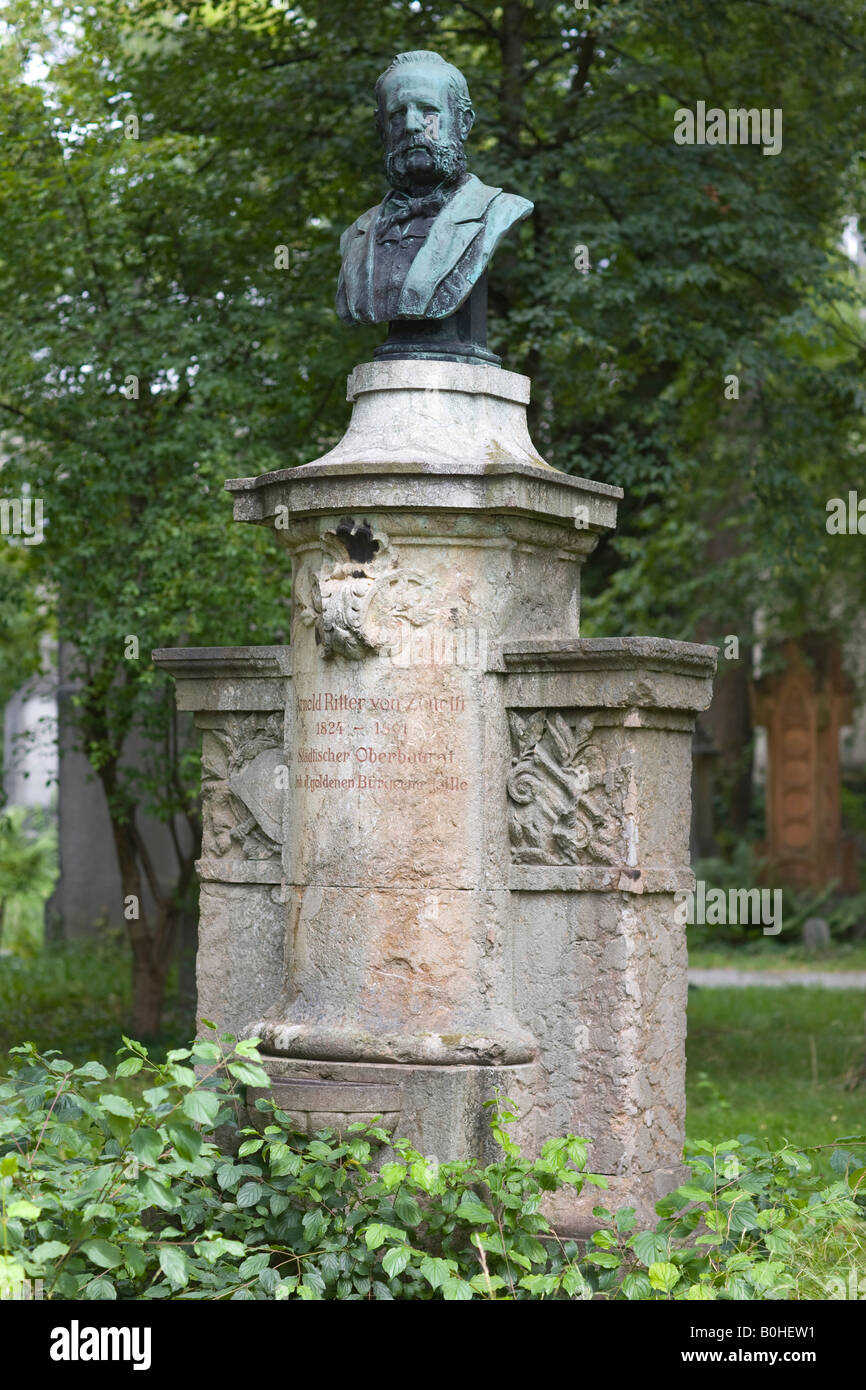 Tomba di Arnold Ritter von Zenetti, 1824-1891, senior costruzione comunale  consigliere, Alter Suedfriedhof, vecchio cimitero in um Foto stock - Alamy