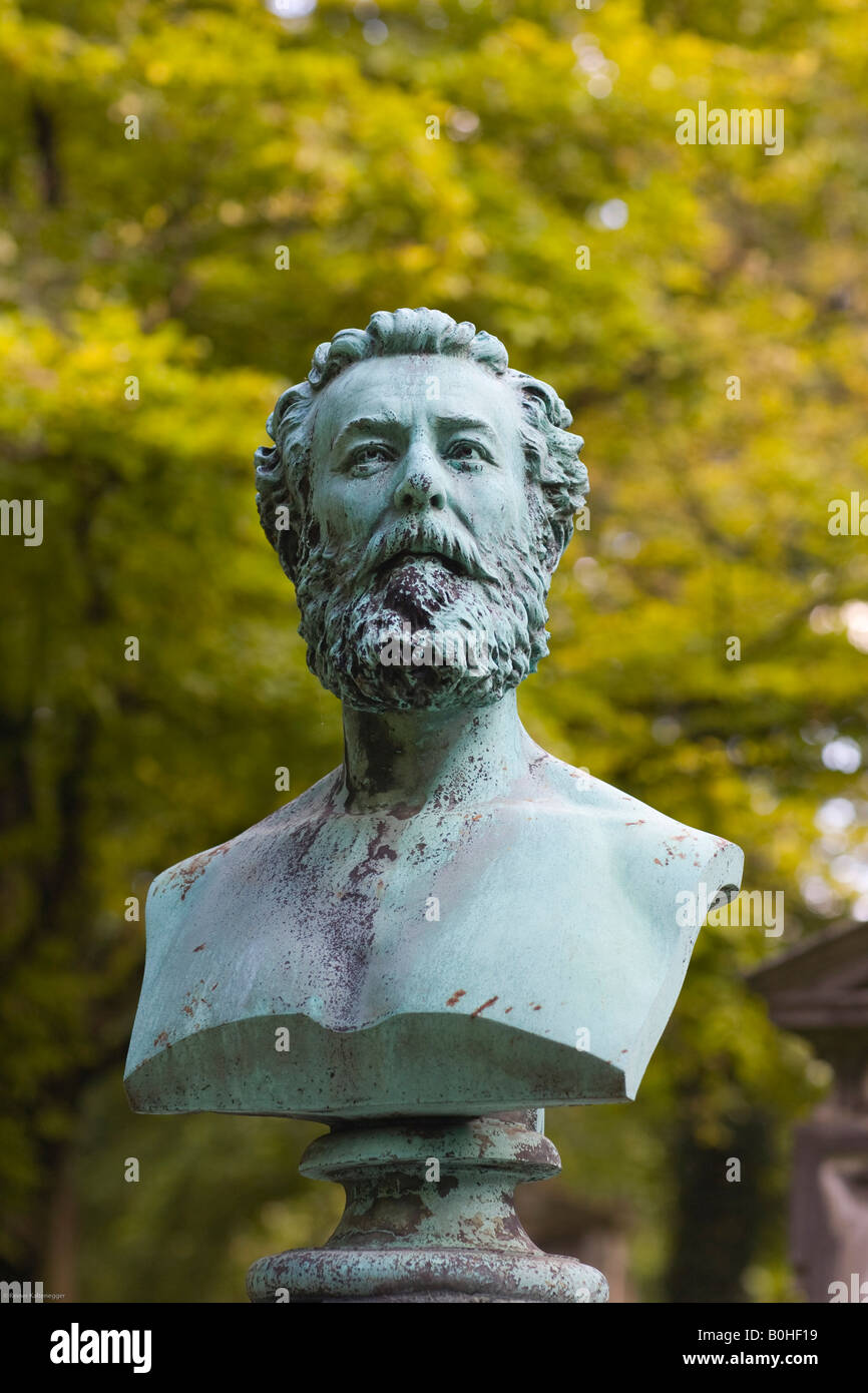 Busto di pietra sulla tomba di Georg Arthur Freiherr von Ramberg, 1819-1875, pittore storico, Alter Suedfriedhof, vecchio cimitero ho Foto Stock