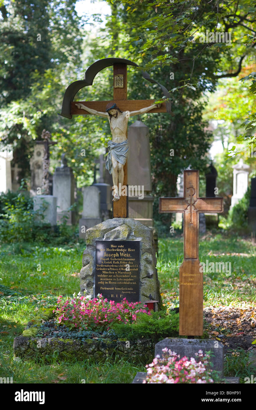 Croce, crocifisso pietra tombale, tomba di Josef Weis, 1817-1895, royal consigliere clericale, Alter Suedfriedhof Monaco di Baviera, Germania Foto Stock