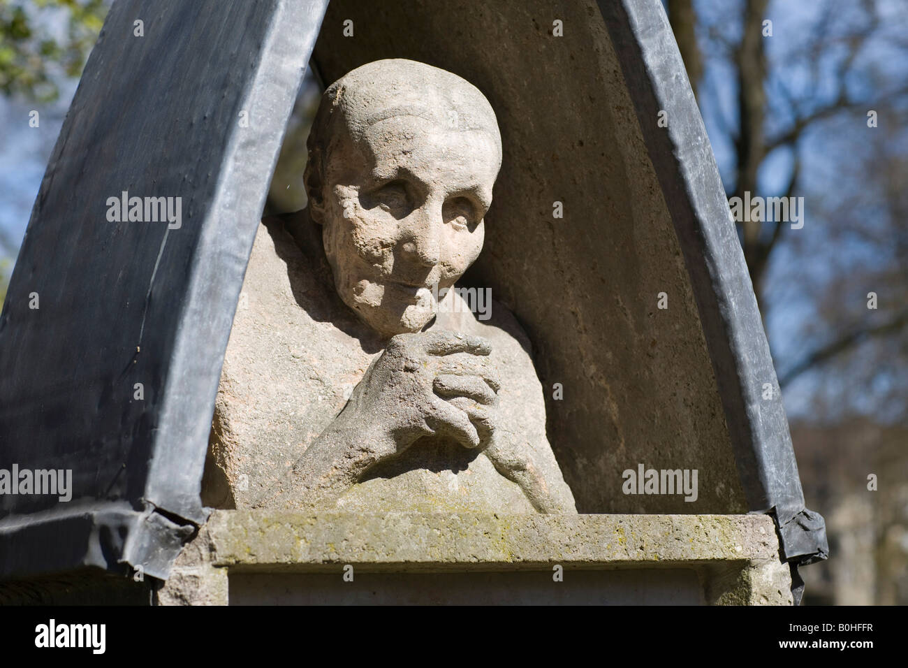 Scultura di una vecchia donna, Alter Suedfriedhof, vecchio cimitero nel sud di Monaco di Baviera, Germania Foto Stock