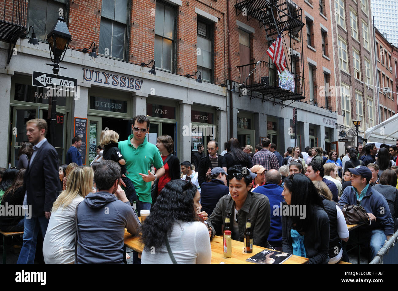 Un festival di strada su pietra Street in Lower Manhattan segna l'inizio dell'estate sala da pranzo esterna stagione. Foto Stock