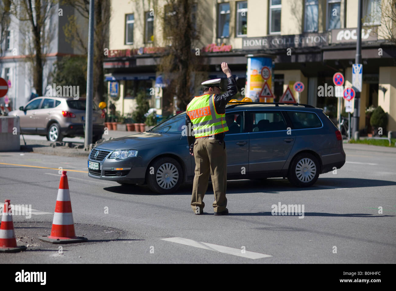 Poliziotto, funzionario di polizia dirigere traffico, Monaco di Baviera, Germania Foto Stock