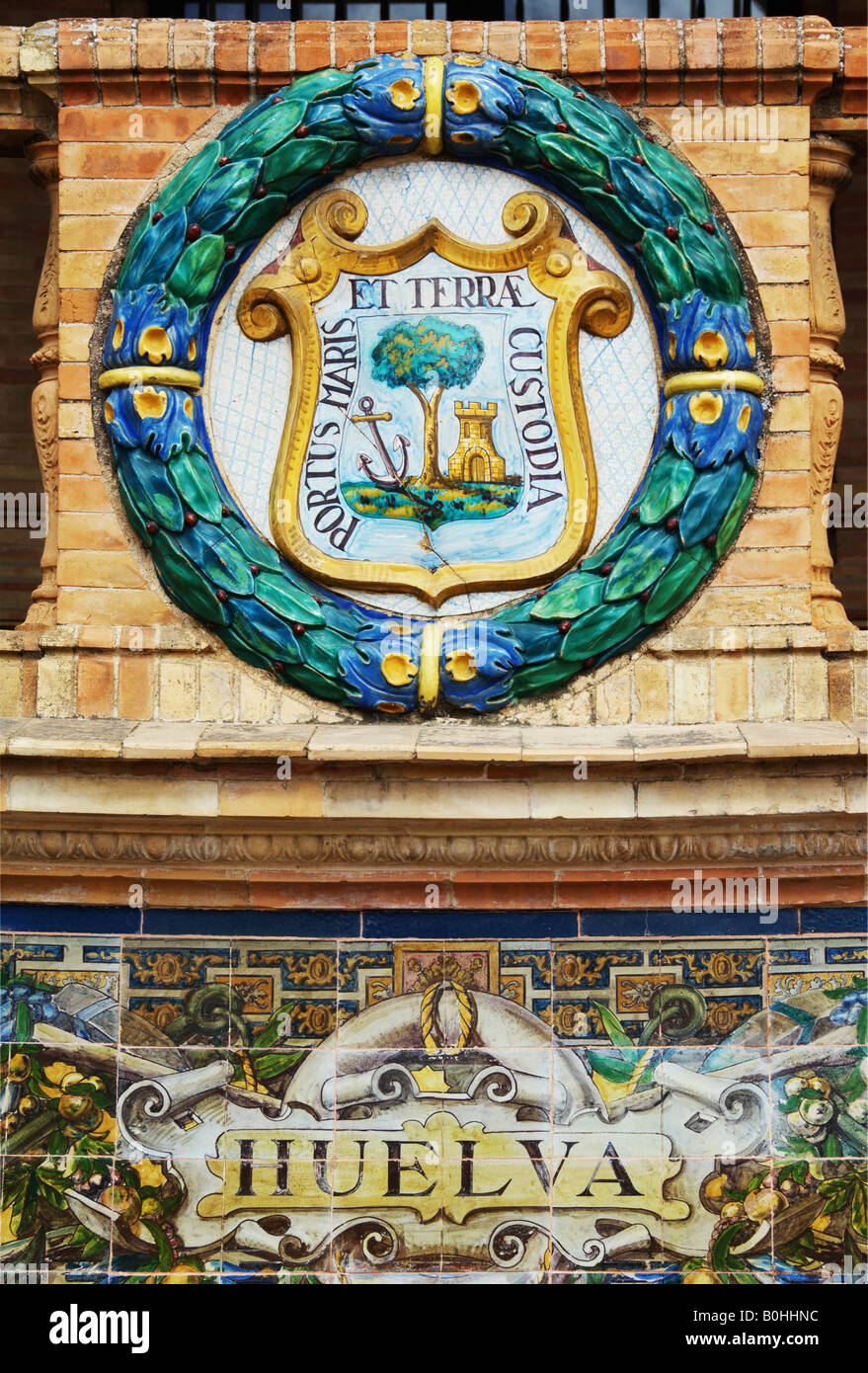 Emblema di Huelve sul palazzo Palacio de Espana, Siviglia, Andalusia, Spagna Foto Stock