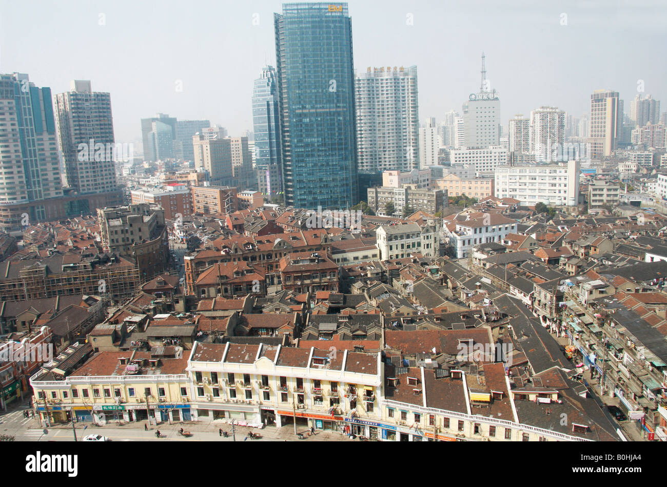 I contrasti drammatici nella panoramica della vecchia e della nuova Shanghai Foto Stock