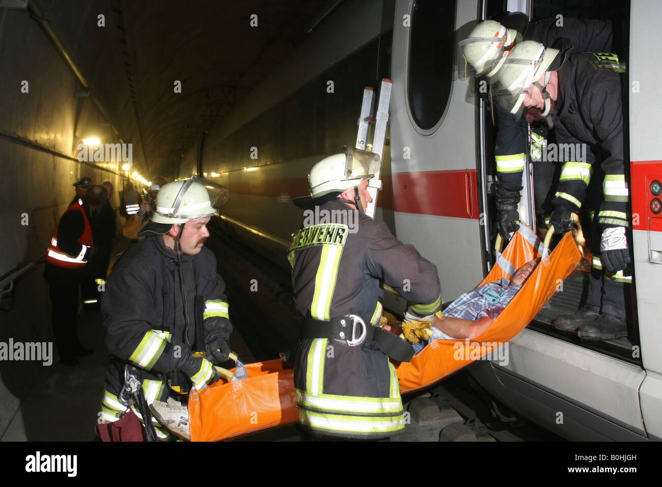 I vigili del fuoco lo spostamento di una barella, rescue drill condotta in un ICE ad alta velocità o il bullet train tunnel, Germania Foto Stock