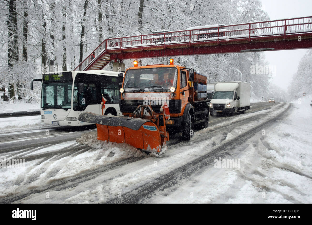 Snow Plough clearing autostrada B327 dopo un inverno di blizzard tra Coblenza e Waldesch, Renania-Palatinato, Germania Foto Stock