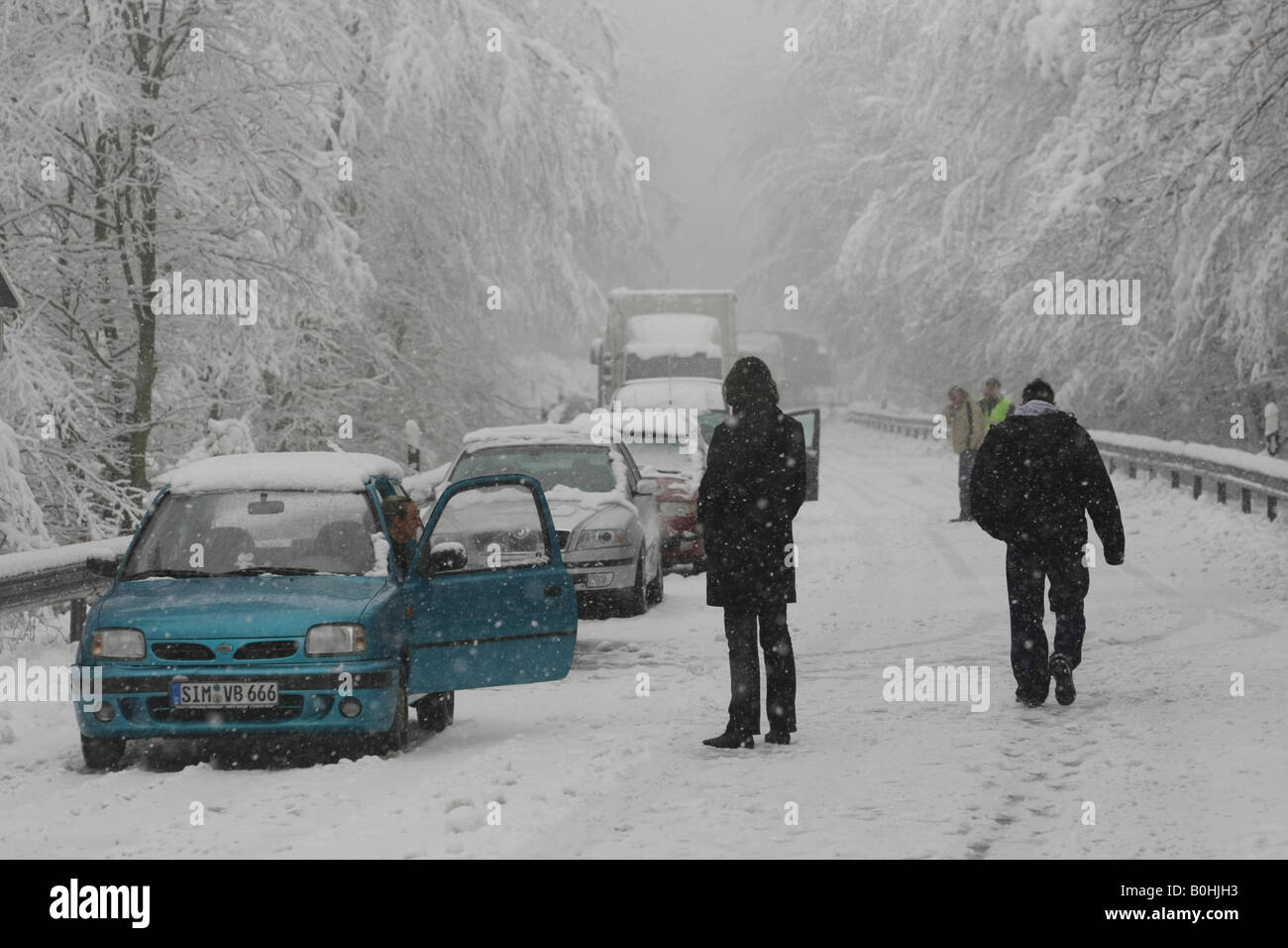 Il traffico si fermano dopo un inverno di blizzard lungo la coperta di neve autostrada B327 tra Coblenza e Waldesch, Rhinelan Foto Stock