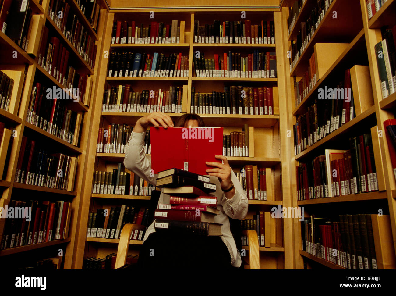 Uno studente in biblioteca a Sydney Sussex College di Cambridge, Cambridgeshire, Inghilterra. Foto Stock