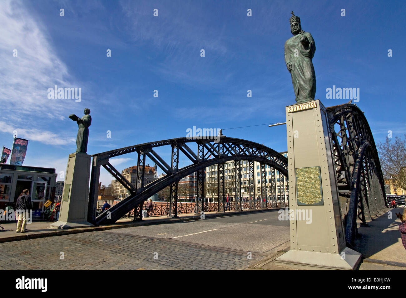 Brooksbruecke, Brooks Bridge con le statue del Sacro Romano Imperatore Federico I Barbarossa e sant Ansgar, Amburgo, Germania Foto Stock