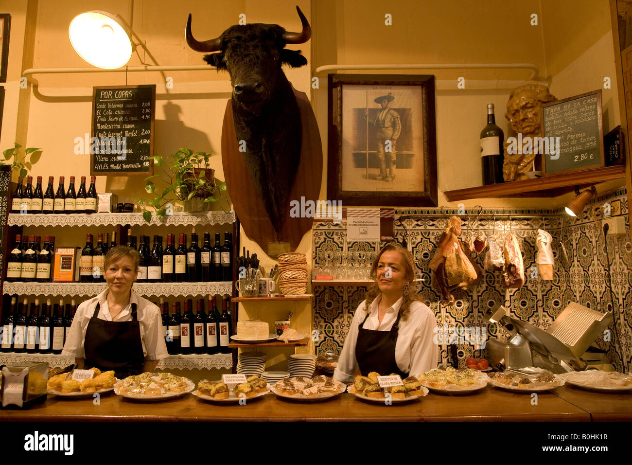 Bull montata la testa guardando verso il basso oltre i camerieri e le tapas nel Los Victorinos tapas bar di Saragozza o Saragozza, Castiglia, Arag Foto Stock