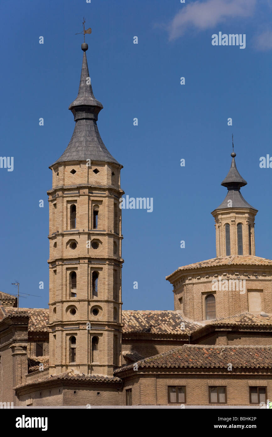 Torri di pietra e tetti di tegole di Iglesia de San Juan de los Panetes, Saragozza o Saragozza, Castiglia, Aragona, Spagna, Europa Foto Stock