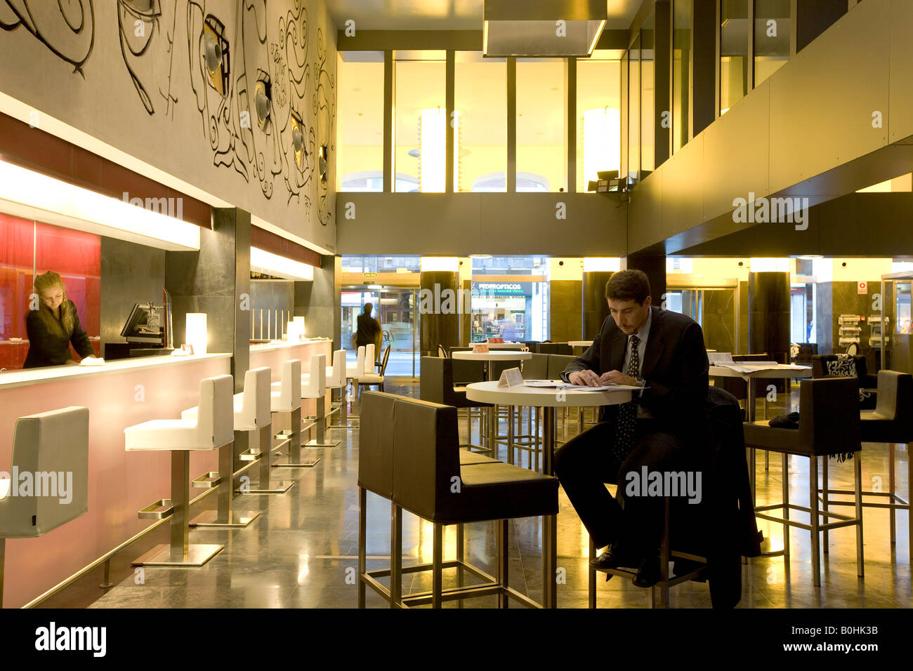 Hotel guest presso il bar del Hotel Silken Zentro, un hotel design dell'Hoteles Silken gruppo, Saragozza o Saragozza, Castiglia Foto Stock