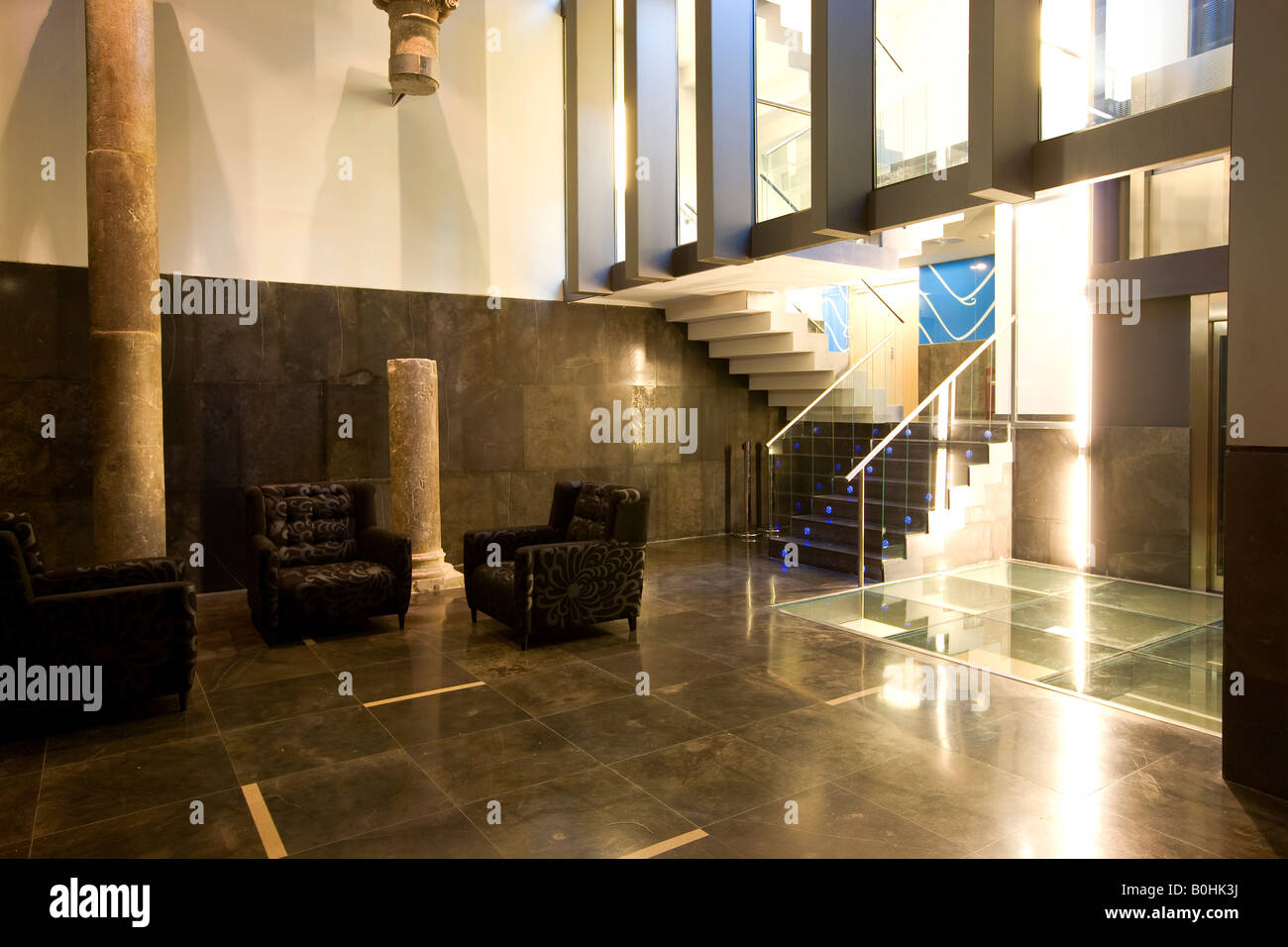 La lobby e la scala del Hotel Silken Zentro, un hotel design dell'Hoteles Silken gruppo, Saragozza o Saragozza, Castiglia, un Foto Stock